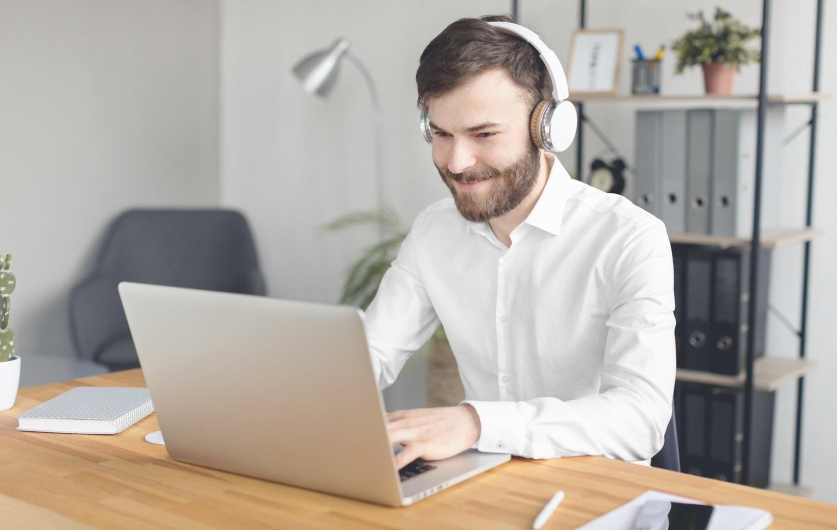 Kantor Hyrgen di Samarinda dengan suasana kerja yang dinamis