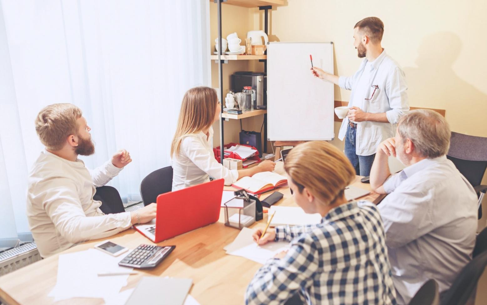 Platform analisis investasi dengan grafik dan data saham