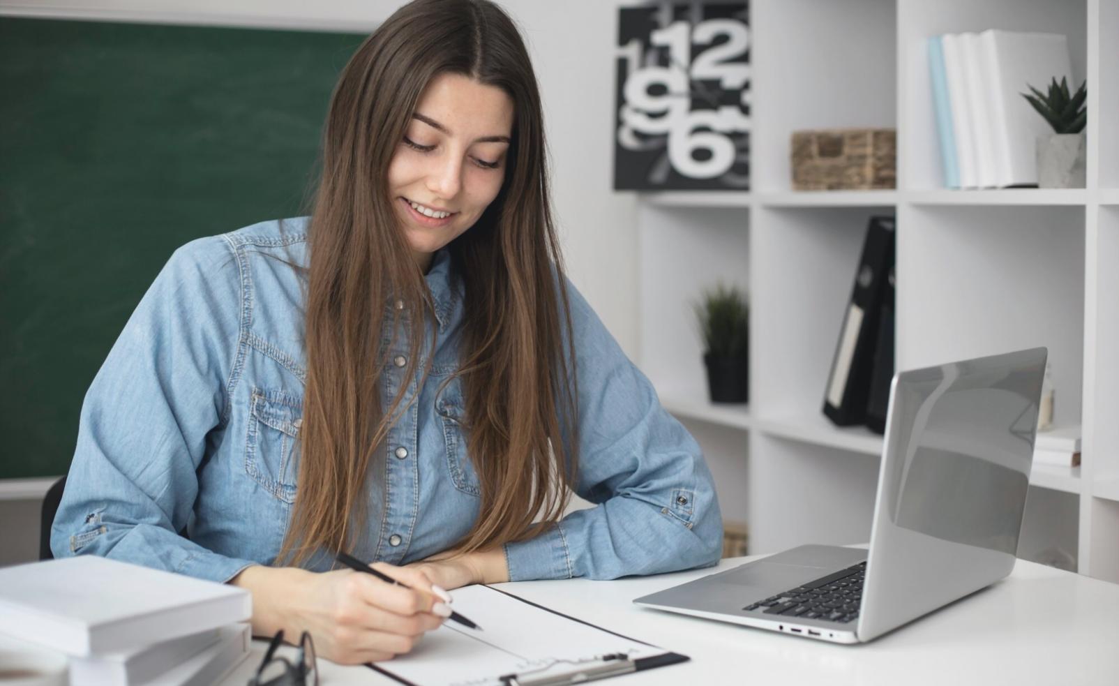 Tampilan dashboard analisis investasi dengan berbagai indikator teknis