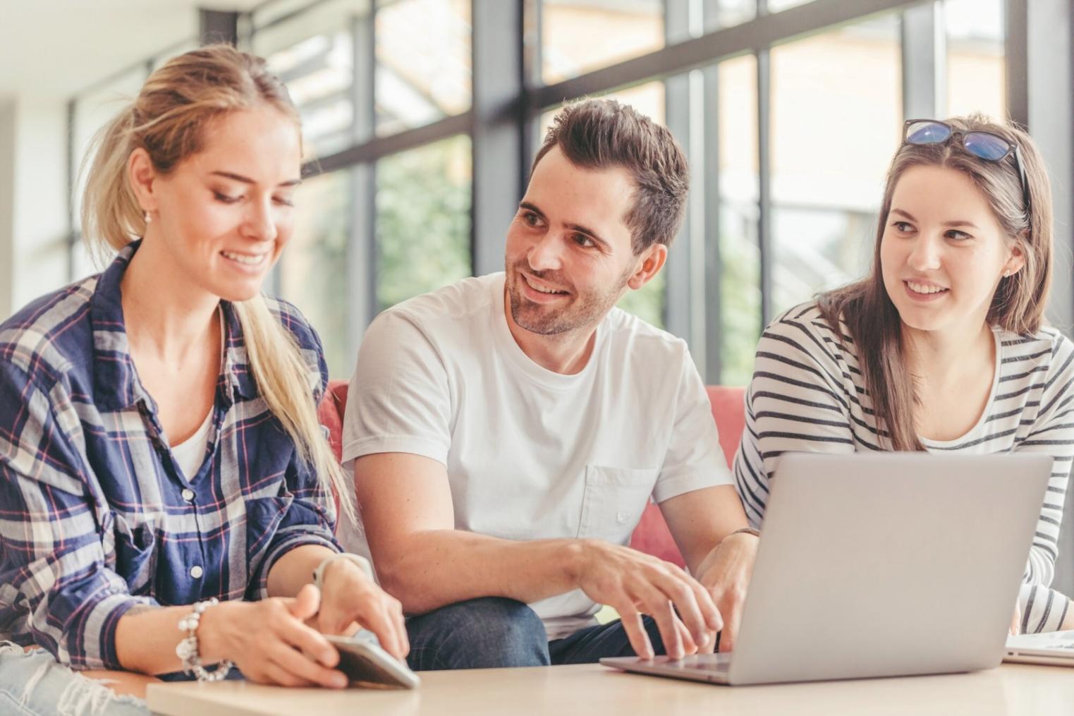 Tim Hyrgen sedang menganalisis tren pasar modal Indonesia