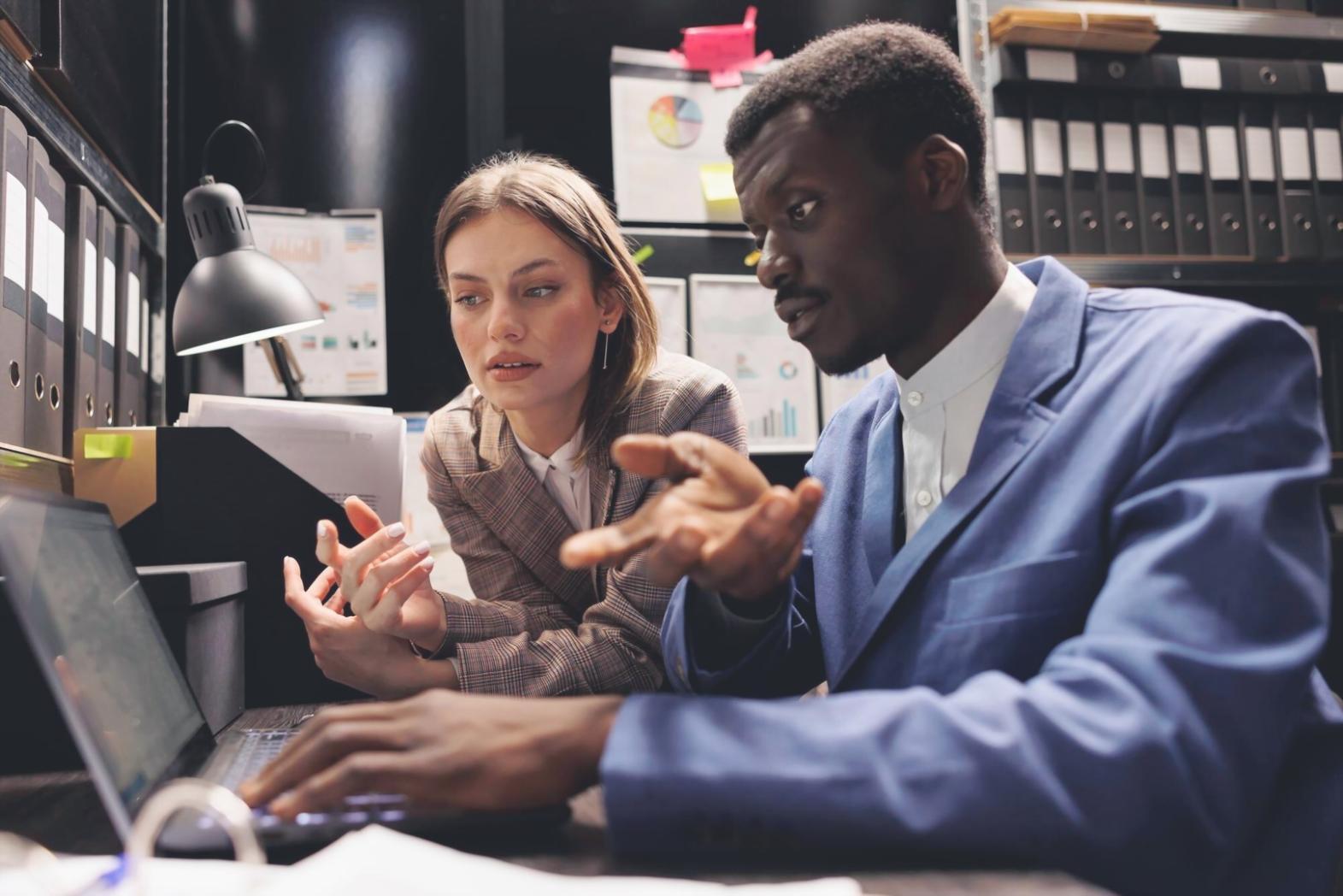 Diskusi tim tentang pengembangan materi edukasi investasi terbaru