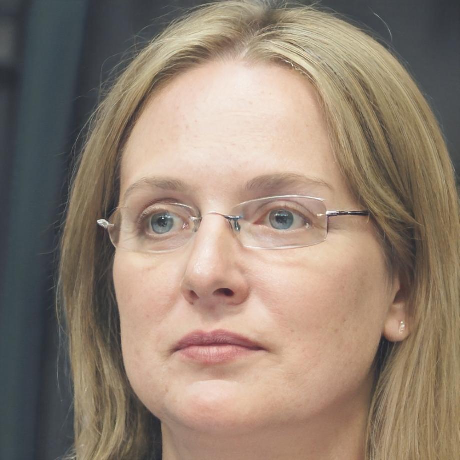 Foto profil instruktur ahli analisis keuangan